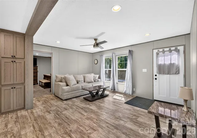 Photo 4 of Single family home for sale at 316 Oak Grv Rd, Landrum, SC 29356 | MLS# 4422403 | Listing updated on 2026-09-29