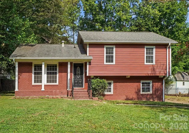 Photo 2 of Single family home for sale at 6910 Wrentree Dr, Charlotte, NC 28210 | MLS# 4422404 | Listing updated on 2026-09-26