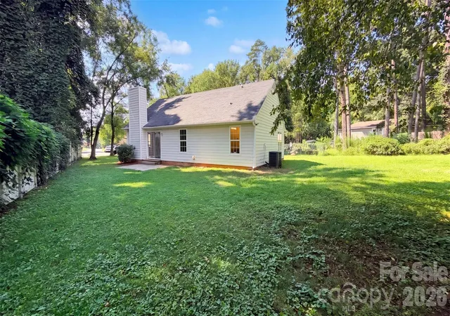 Photo 4 of Single family home for sale at 6223 Sunbridge Ct, Charlotte, NC 28269 | MLS# 4422433 | Listing updated on 2026-10-30