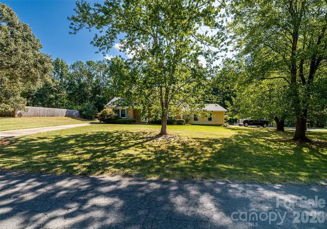 Photo 2 of Single family home for sale at 621 S Jackson Ave, Waxhaw, NC 28173 | MLS# 4422463 | Listing updated on 2026-09-25