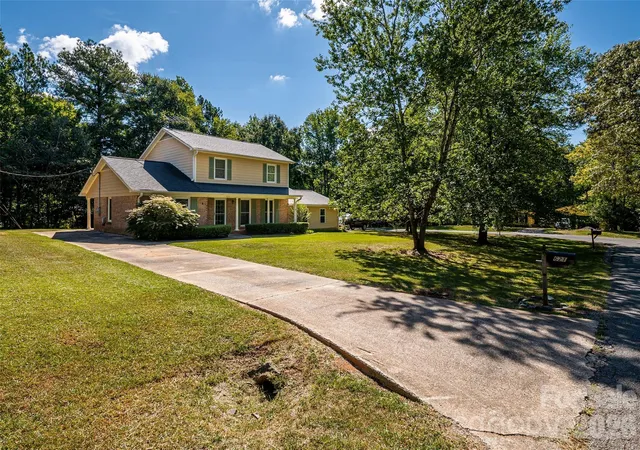 Photo 3 of Single family home for sale at 621 S Jackson Ave, Waxhaw, NC 28173 | MLS# 4422463 | Listing updated on 2026-09-25