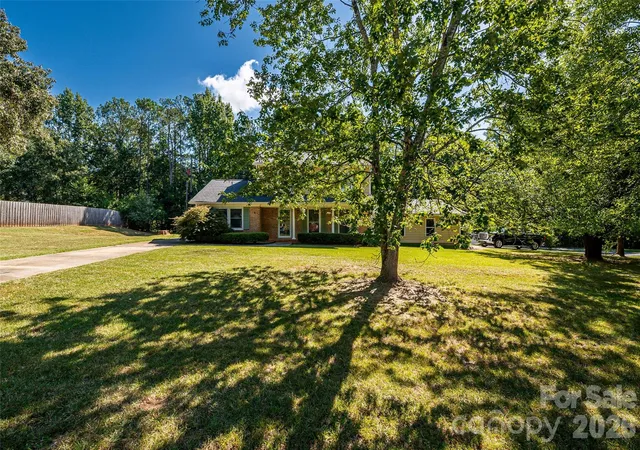Photo 3 of Single family home for sale at 621 S Jackson Ave, Waxhaw, NC 28173 | MLS# 4422463 | Listing updated on 2026-09-25