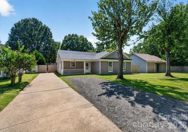Photo 4 of Single family home for sale at 8006 Sheringham Way, Charlotte, NC 28227 | MLS# 4422467 | Listing updated on 2026-09-19