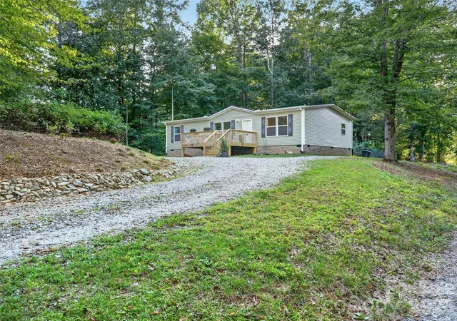 Photo 3 of Single family home for sale at 117 Eade Rd, Hendersonville, NC 28792 | MLS# 4422489 | Listing updated on 2026-09-13