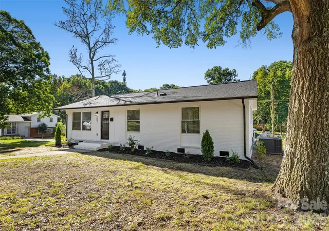 Photo 2 of Single family home for sale at 5618 Snow White Ln, Charlotte, NC 28213 | MLS# 4422520 | Listing updated on 2026-09-27