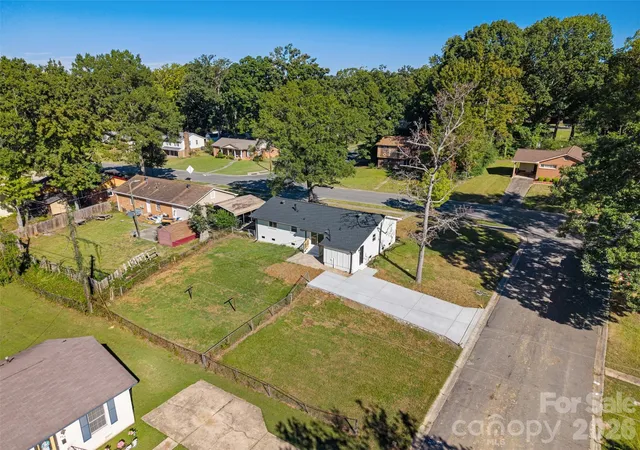 Photo 4 of Single family home for sale at 5618 Snow White Ln, Charlotte, NC 28213 | MLS# 4422520 | Listing updated on 2026-09-27