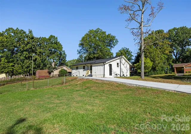 Photo 3 of Single family home for sale at 5618 Snow White Ln, Charlotte, NC 28213 | MLS# 4422520 | Listing updated on 2026-09-27