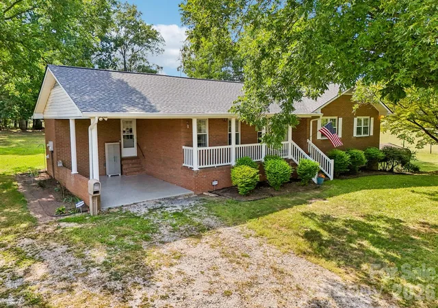 Photo 3 of Single family home for sale at 442 Patrick Rd, Gastonia, NC 28056 | MLS# 4422614 | Listing updated on 2026-10-07