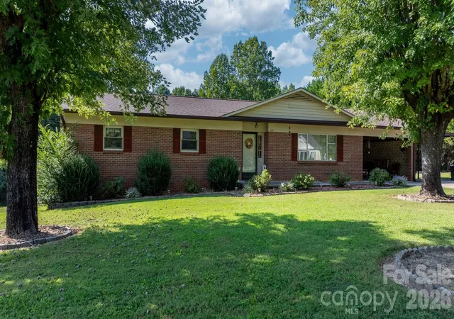 Photo 1 of Single family home for sale at 402 Dogwood Dr, Hickory, NC 28667 | MLS# 4422641 | Listing updated on 2026-09-28