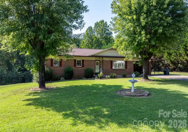 Photo 2 of Single family home for sale at 402 Dogwood Dr, Hickory, NC 28667 | MLS# 4422641 | Listing updated on 2026-09-28