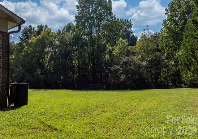 Photo 3 of Single family home for sale at 402 Dogwood Dr, Hickory, NC 28667 | MLS# 4422641 | Listing updated on 2026-09-28