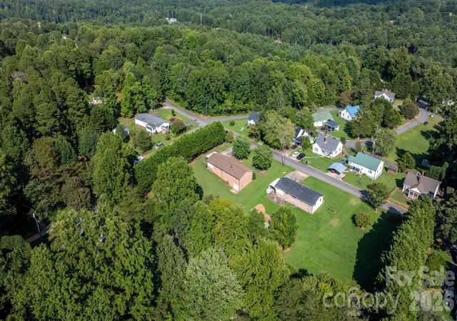 Photo 32 of Single family home for sale at 402 Dogwood Dr, Hickory, NC 28667 | MLS# 4422641 | Listing updated on 2026-09-28