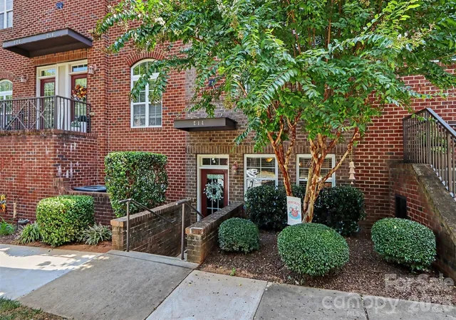 Photo 2 of Condo for sale at 214 Harbour Pl Dr, Davidson, NC 28036 | MLS# 4422668 | Listing updated on 2026-09-22