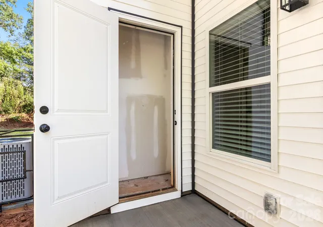 Photo 1 of Townhouse for sale at 520 Carolyn Ln, Charlotte, NC 28213 | MLS# 4422670 | Listing updated on 2026-09-23