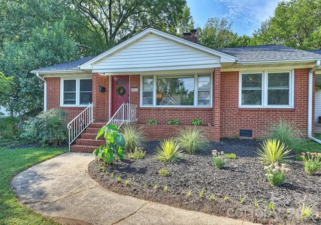 Photo 4 of Single family home for sale at 2816 Shamrock Dr, Charlotte, NC 28205 | MLS# 4422671 | Listing updated on 2026-10-07
