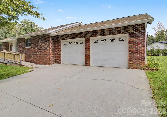 Photo 3 of Single family home for sale at 230 Blythewood Dr, Hendersonville, NC 28792 | MLS# 4422676 | Listing updated on 2026-09-24