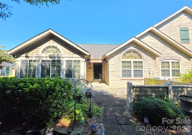 Townhouse for sale at 812 Wynnshire Dr #B, Hickory, NC 28601 | MLS# 4422717