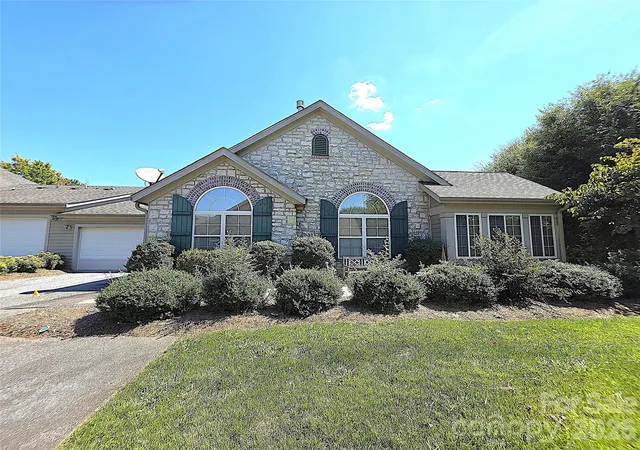 Photo 3 of Townhouse for sale at 812 Wynnshire Dr #B, Hickory, NC 28601 | MLS# 4422717 | Listing updated on 2026-09-30
