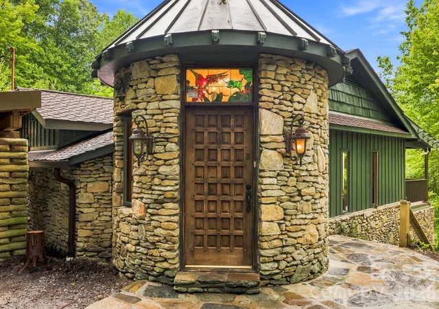 Photo 2 of Single family home for sale at 284 Indian Cave Park Rd, Hendersonville, NC 28739 | MLS# 4422756 | Listing updated on 2026-09-30