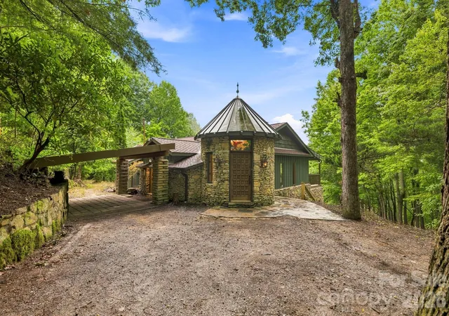 Photo 3 of Single family home for sale at 284 Indian Cave Park Rd, Hendersonville, NC 28739 | MLS# 4422756 | Listing updated on 2026-09-30