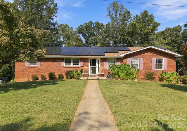 Photo 1 of Single family home for sale at 7 Fieldcrest Cir, Asheville, NC 28806 | MLS# 4422767 | Listing updated on 2026-10-06