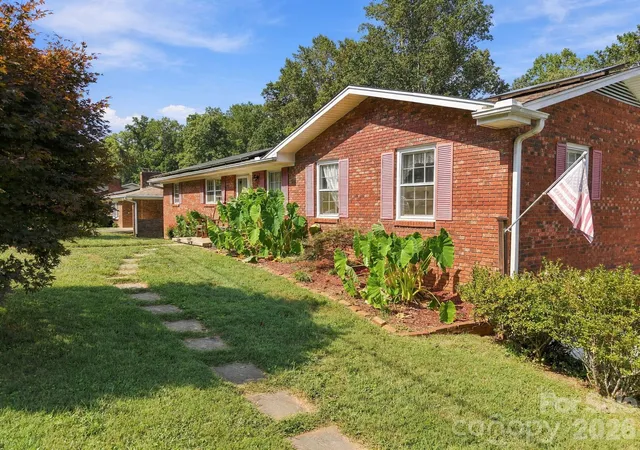 Photo 2 of Single family home for sale at 7 Fieldcrest Cir, Asheville, NC 28806 | MLS# 4422767 | Listing updated on 2026-10-06
