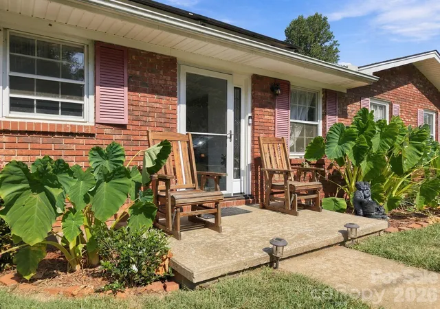 Photo 3 of Single family home for sale at 7 Fieldcrest Cir, Asheville, NC 28806 | MLS# 4422767 | Listing updated on 2026-10-06