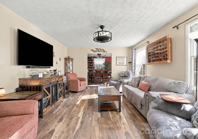 Photo 4 of Single family home for sale at 7 Fieldcrest Cir, Asheville, NC 28806 | MLS# 4422767 | Listing updated on 2026-10-06