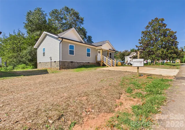 Single family home for sale at 210 22nd Avenue Pl NE, Hickory, NC 28601 | MLS# 4422768