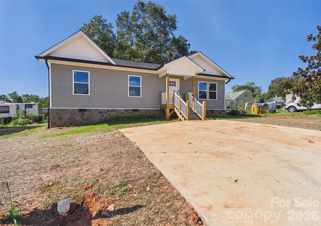Photo 2 of Single family home for sale at 210 22nd Avenue Pl Ne, Hickory, NC 28601 | MLS# 4422768 | Listing updated on 2026-10-07