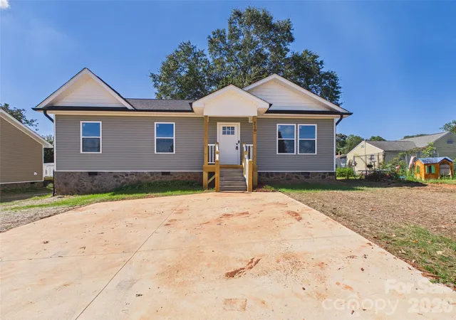 Photo 3 of Single family home for sale at 210 22nd Avenue Pl Ne, Hickory, NC 28601 | MLS# 4422768 | Listing updated on 2026-10-07