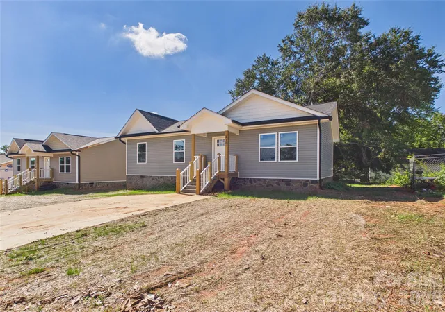 Photo 3 of Single family home for sale at 210 22nd Avenue Pl NE, Hickory, NC 28601 | MLS# 4422768 | Listing updated on 2026-10-07