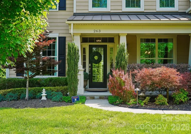Photo 2 of Single family home for sale at 263 Forsythia Ln, Fort Mill, SC 29708 | MLS# 4422794 | Listing updated on 2026-10-15