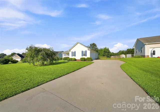 Photo 3 of Single family home for sale at 3707 Fieldhaven Ct, Maiden, NC 28650 | MLS# 4422870 | Listing updated on 2026-10-16