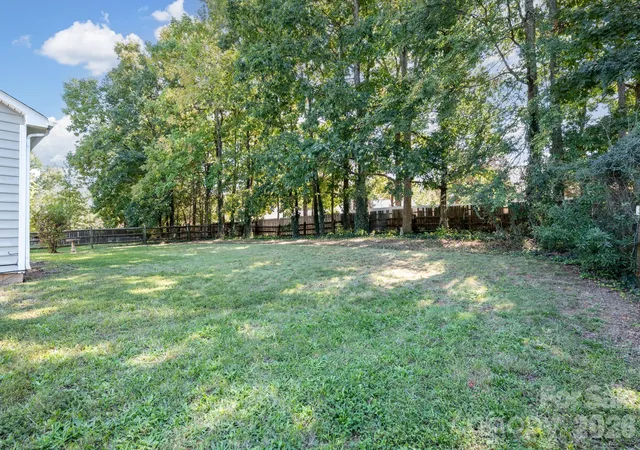Photo 4 of Single family home for sale at 9115 Swallow Tail Ln, Charlotte, NC 28269 | MLS# 4422878 | Listing updated on 2026-10-07
