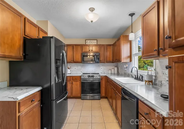 Photo 4 of Single family home for sale at 1688 Buffett Cir, Hickory, NC 28602 | MLS# 4422889 | Listing updated on 2026-09-21