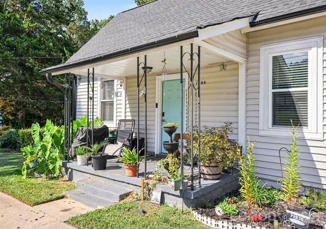 Photo 3 of Single family home for sale at 1104 W 7th Avenue, Gastonia, NC 28052 | MLS# 4422996 | Listing updated on 2026-10-08