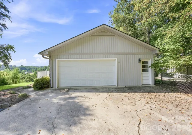 Photo 3 of Single family home for sale at 30 Morning Glory Ln, Weaverville, NC 28787 | MLS# 4423008 | Listing updated on 2026-09-14