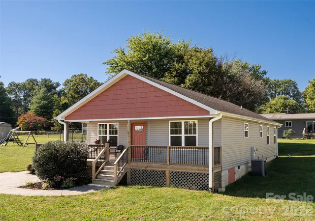 Photo 1 of Single family home for sale at 33 Sherman Meadows Dr, East Flat Rock, NC 28726 | MLS# 4423057 | Listing updated on 2026-10-16