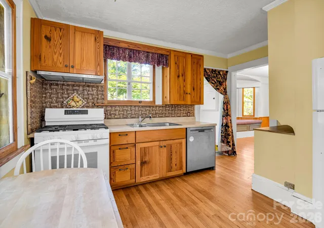 Photo 4 of Single family home for sale at 323 Blythe St, Hendersonville, NC 28739 | MLS# 4423080 | Listing updated on 2026-10-14