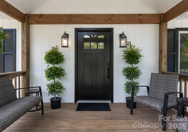 Photo 1 of Single family home for sale at 21 W Chapel Rd, Asheville, NC 28803 | MLS# 4423099 | Listing updated on 2026-10-08