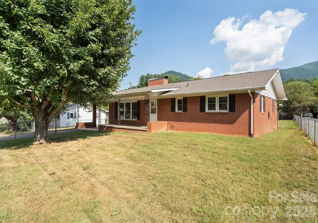 Photo 1 of Single family home for sale at 1567 Allens Crk Rd, Waynesville, NC 28786 | MLS# 4423104 | Listing updated on 2026-10-02