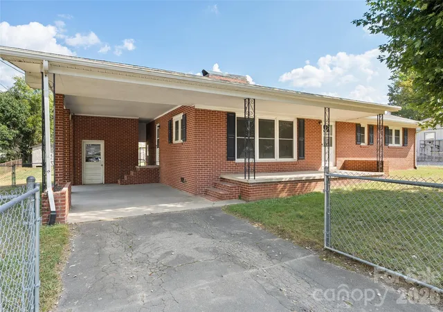 Photo 2 of Single family home for sale at 1567 Allens Crk Rd, Waynesville, NC 28786 | MLS# 4423104 | Listing updated on 2026-10-02