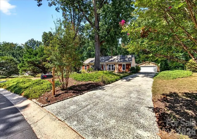 Photo 2 of Single family home for sale at 2624 Lawton Blf Rd, Charlotte, NC 28226 | MLS# 4423111 | Listing updated on 2026-09-23