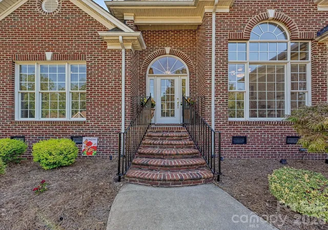 Photo 3 of Single family home for sale at 5125 Walnut Grv Ct, Mount Holly, NC 28120 | MLS# 4423136 | Listing updated on 2026-10-07