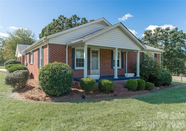Photo 1 of Single family home for sale at 5271 Harris Farm Rd, Hickory, NC 28602 | MLS# 4423168 | Listing updated on 2026-10-18