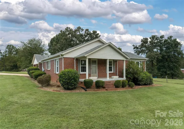 Photo 2 of Single family home for sale at 5271 Harris Farm Rd, Hickory, NC 28602 | MLS# 4423168 | Listing updated on 2026-09-12
