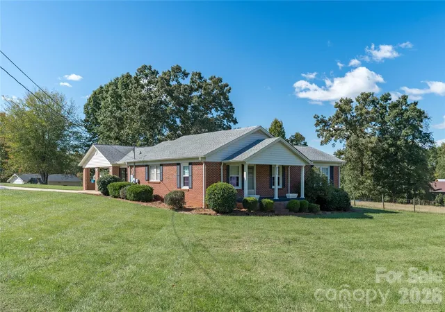 Photo 1 of Single family home for sale at 5271 Harris Farm Rd, Hickory, NC 28602 | MLS# 4423168 | Listing updated on 2026-10-18