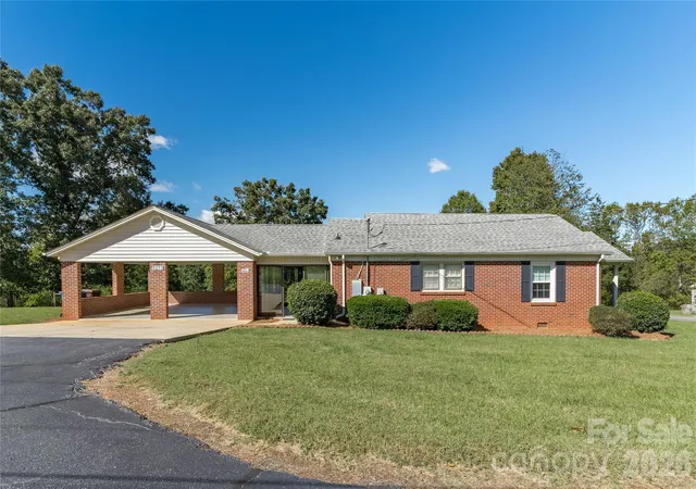 Photo 2 of Single family home for sale at 5271 Harris Farm Rd, Hickory, NC 28602 | MLS# 4423168 | Listing updated on 2026-10-18