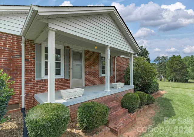 Photo 3 of Single family home for sale at 5271 Harris Farm Rd, Hickory, NC 28602 | MLS# 4423168 | Listing updated on 2026-09-12